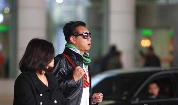 蔡康永/台湾金牌主持人蔡康永3月3日出现在重庆江北机场。